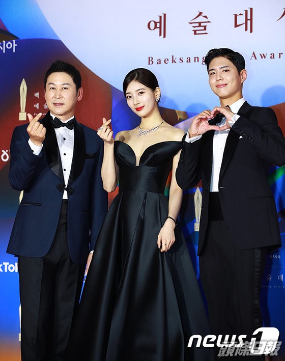 （左起）申東燁、秀智及朴寶劍擔任典禮主持。